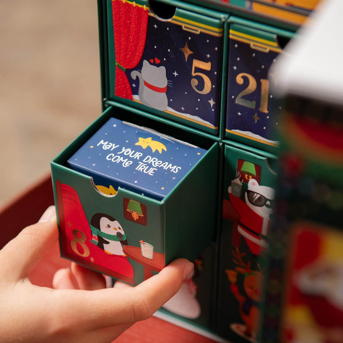 Legami - Adventskalender 2025, 24 Überraschungen, darunter 1 löschbarer Stift in limitierter Auflage, wiederverwendbar, langlebig, Details aus Folie und Glitzer, 33 x 39 x 6,7 cm