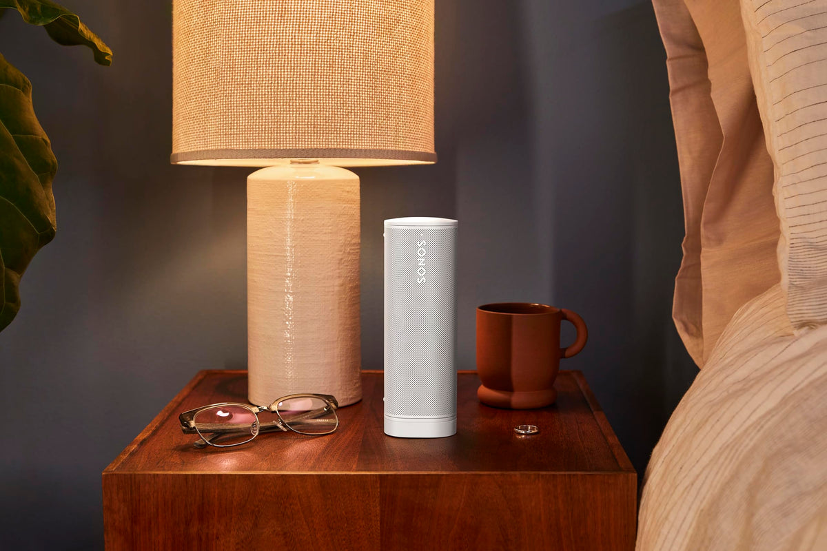Sonos Roam 2 | Leichter, mobiler und wasserdichter Speaker mit Bluetooth, WLAN, mindestens 10 Stunden Akkulaufzeit und Voice Control für drinnen und draußen - Weiß